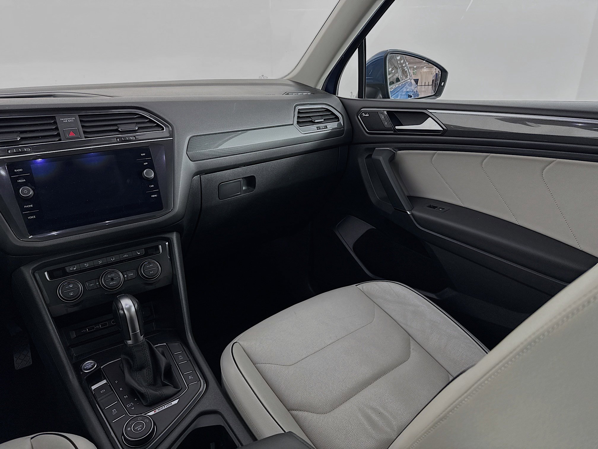 Used 2018 Volkswagen Tiguan SEL Premium w/ 3rd Row Seat Package AWD/4WD image 25