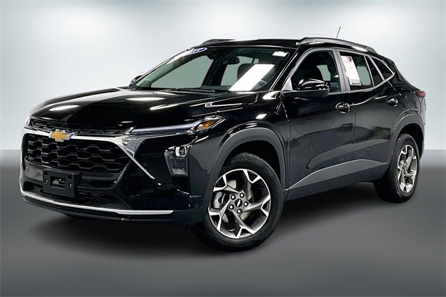 Used 2025 Chevrolet Trax LT w/ LT Convenience Package image 3