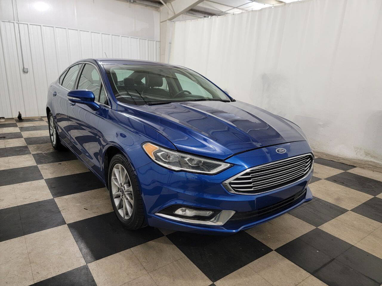 Used 2017 Ford Fusion SE w/ Fusion SE Technology Package FWD image 4