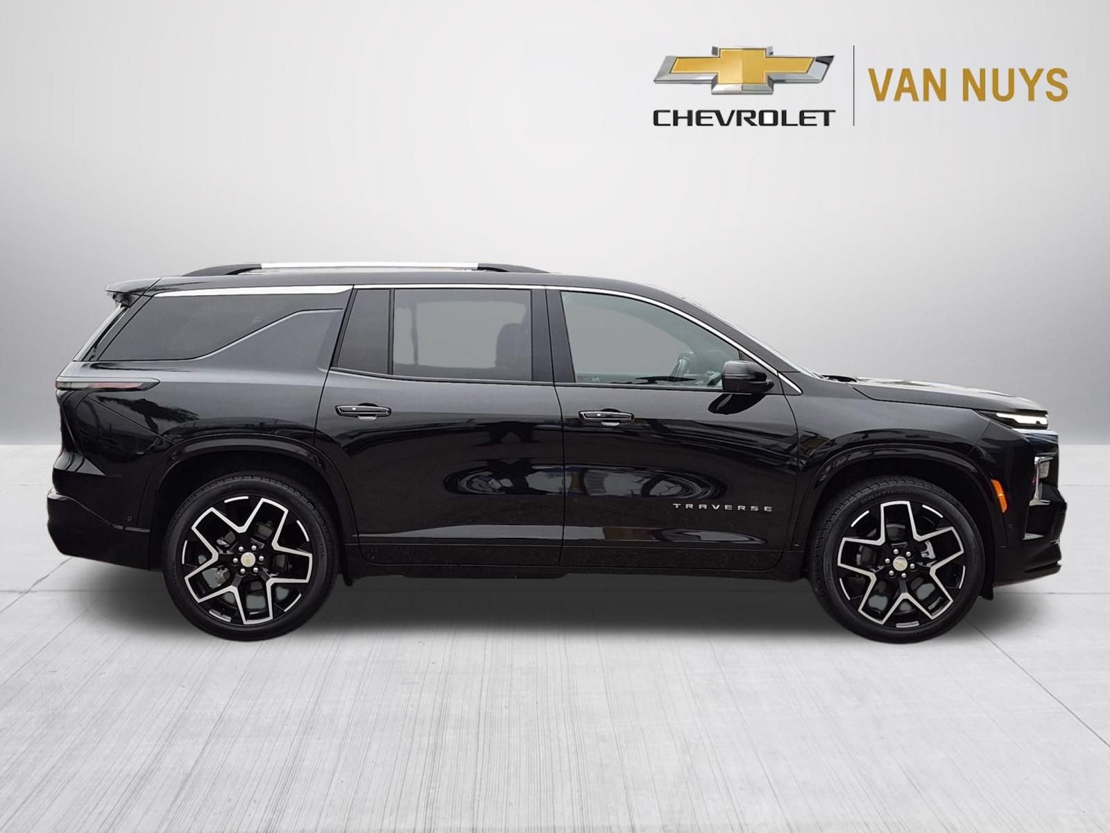Used 2025 Chevrolet Traverse High Country w/ LPO, Floor Liner Package AWD/4WD image 4
