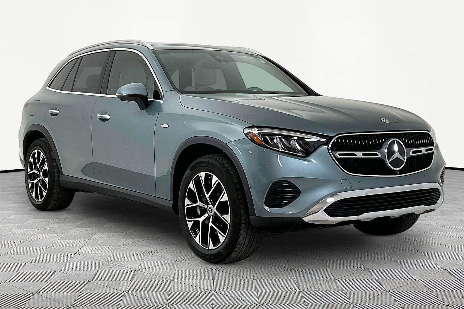 Used 2025 Mercedes-Benz GLC 350e 4MATIC image 3