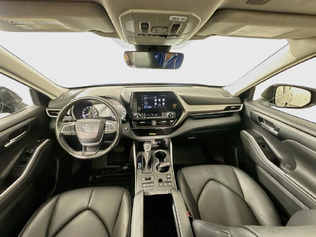Used 2023 Toyota Highlander XLE AWD/4WD image 3