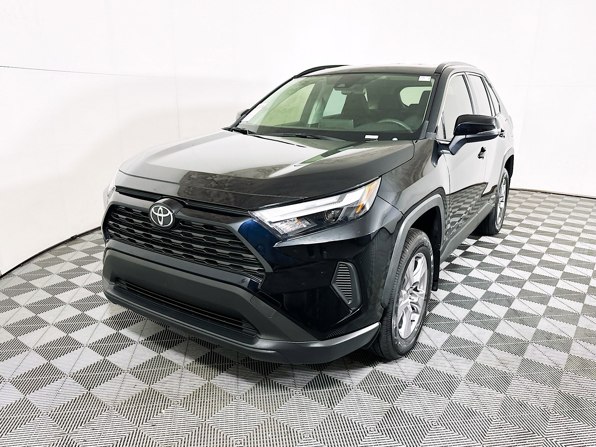 Used 2025 Toyota RAV4 LE AWD/4WD image 7