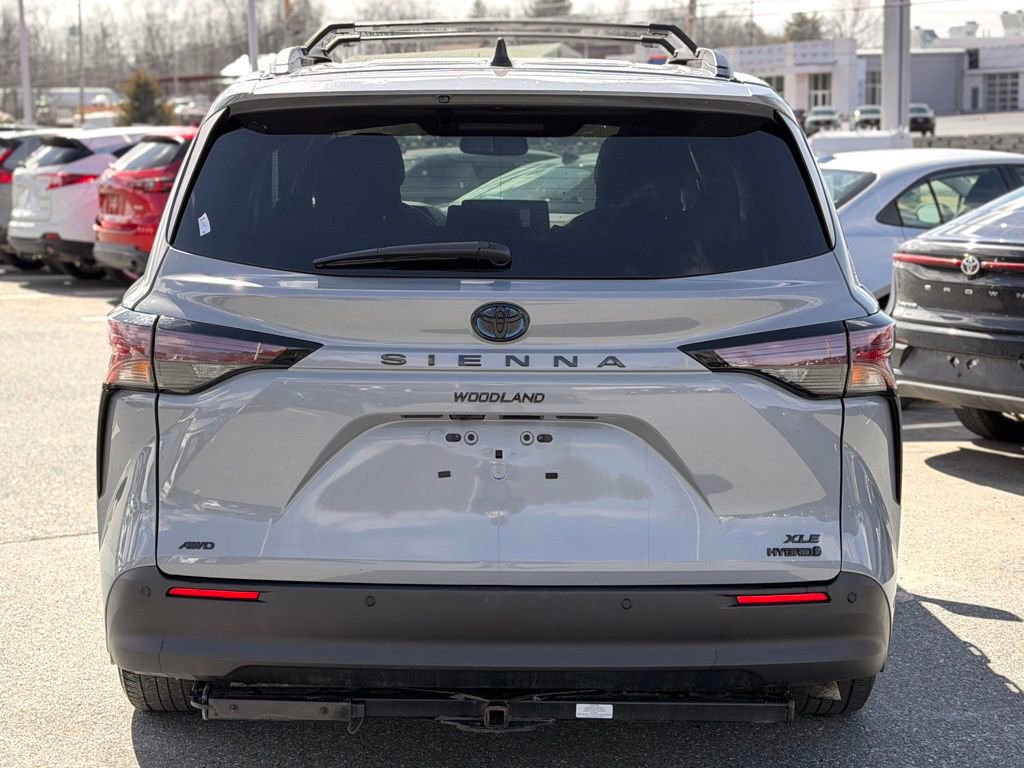 Used 2023 Toyota Sienna XLE Woodland Edition image 4