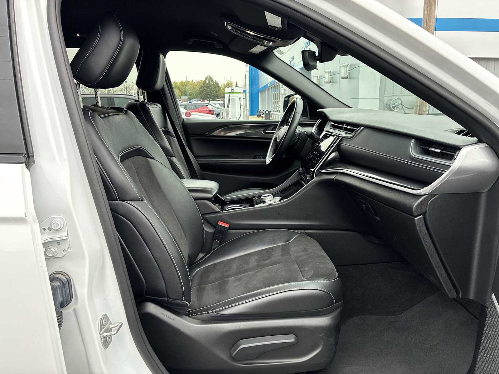 Used 2022 Jeep Grand Cherokee Altitude image 27