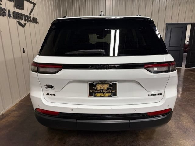 Used 2023 Jeep Grand Cherokee Limited w/ Black Appearance Package AWD/4WD image 9