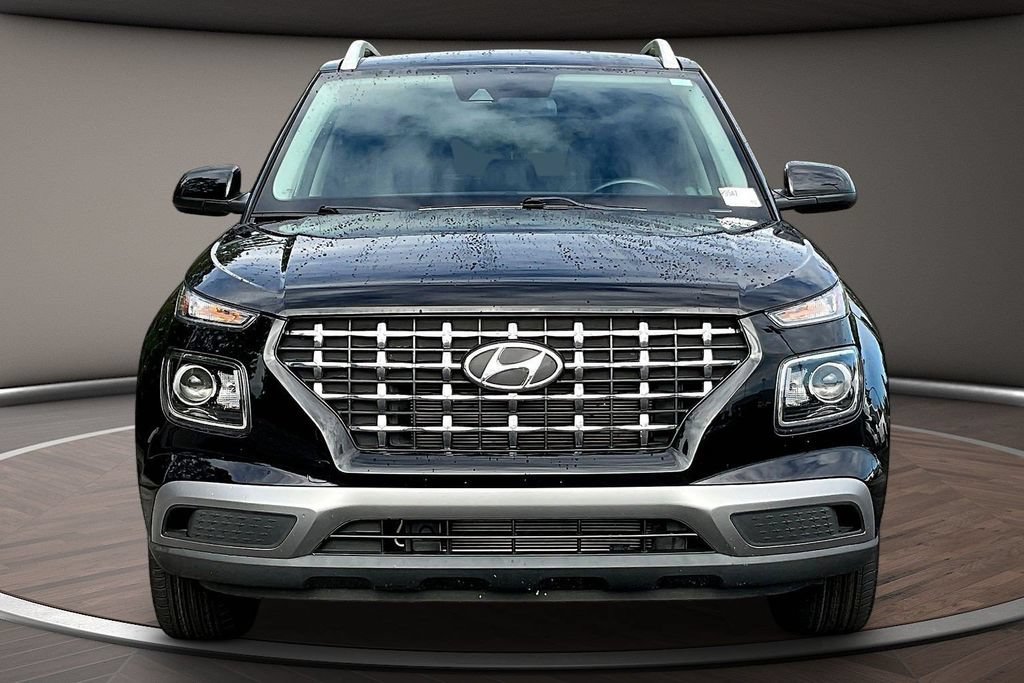 Used 2022 Hyundai Venue SEL FWD image 2