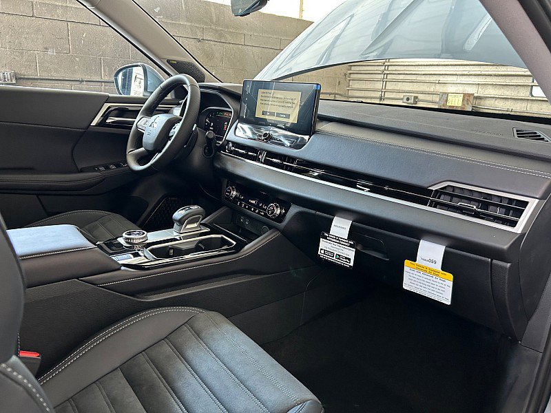 New 2025 Mitsubishi Outlander SE image 28