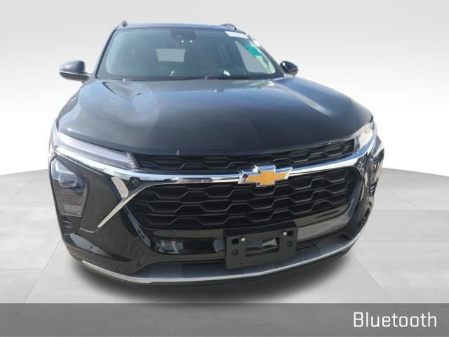 Used 2025 Chevrolet Trax LT w/ Driver Confidence Package FWD image 3