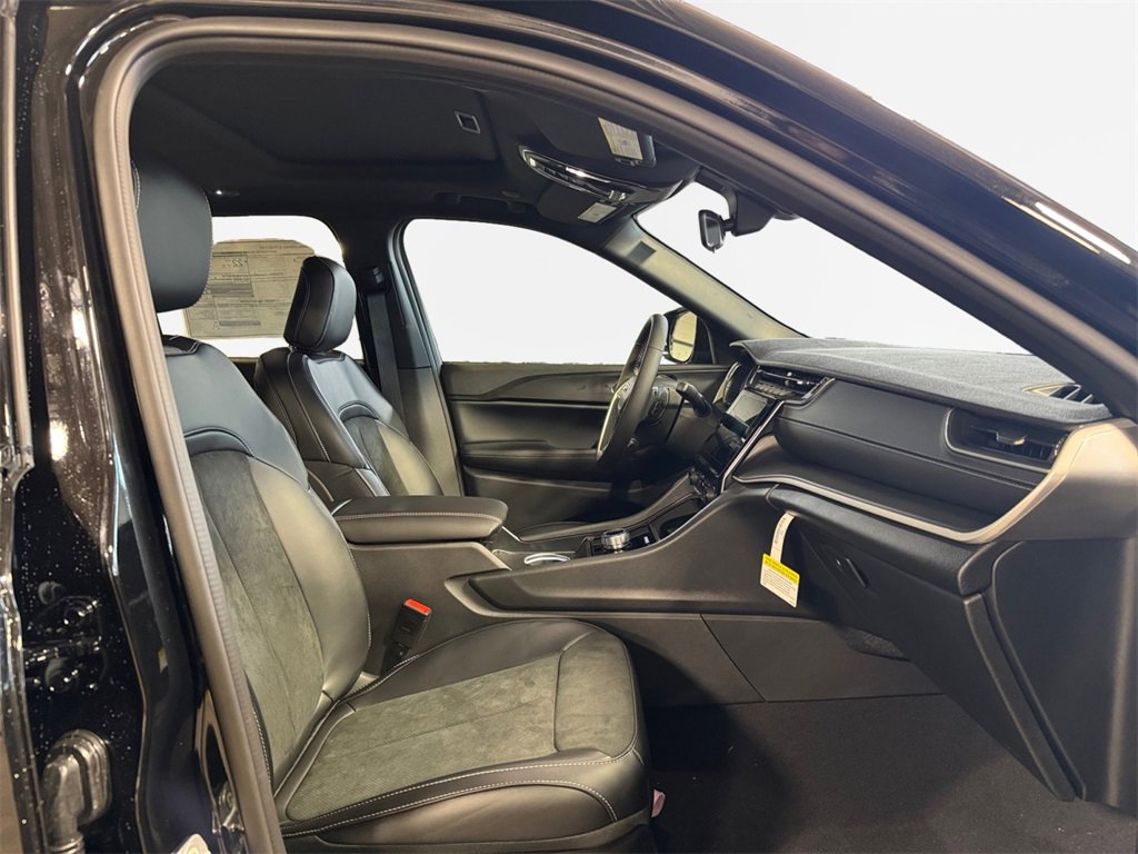 New 2025 Jeep Grand Cherokee Altitude image 26