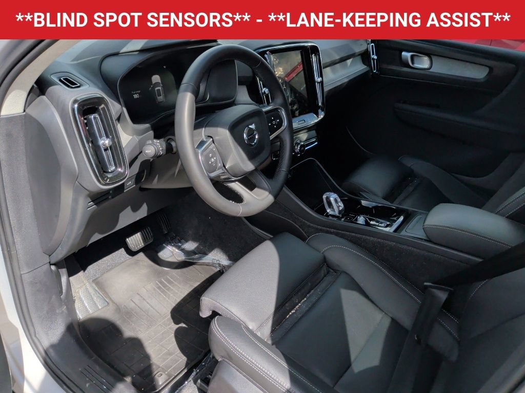 Used 2025 Volvo XC40 B5 Plus AWD/4WD image 9