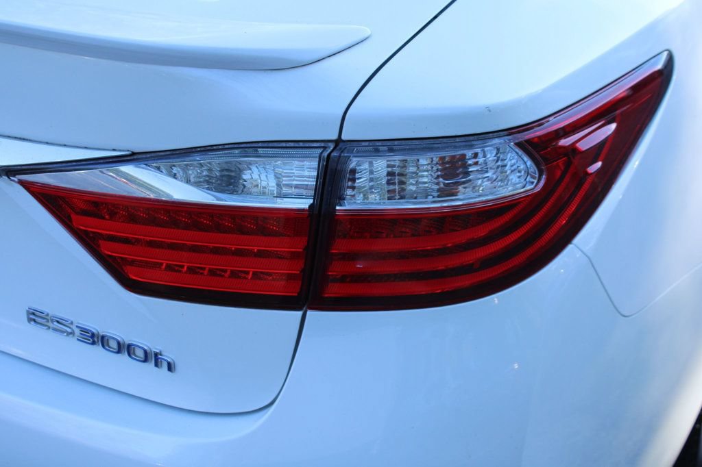 Used 2014 Lexus ES 300h w/ Luxury Package w/Bamboo Trim FWD image 9