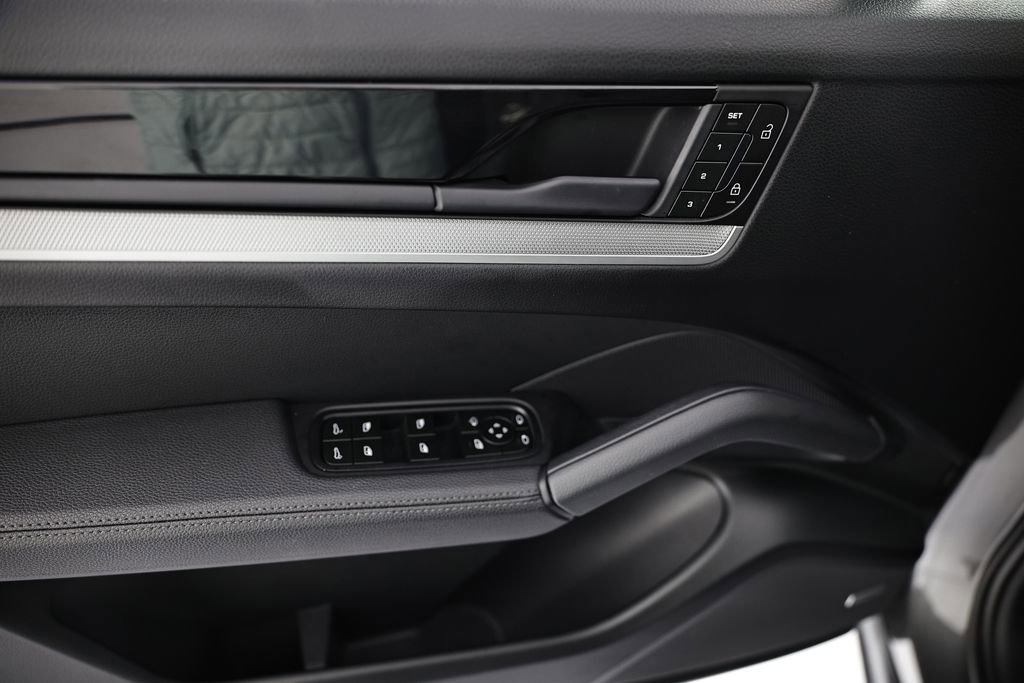 Certified 2025 Porsche Cayenne AWD/4WD image 19