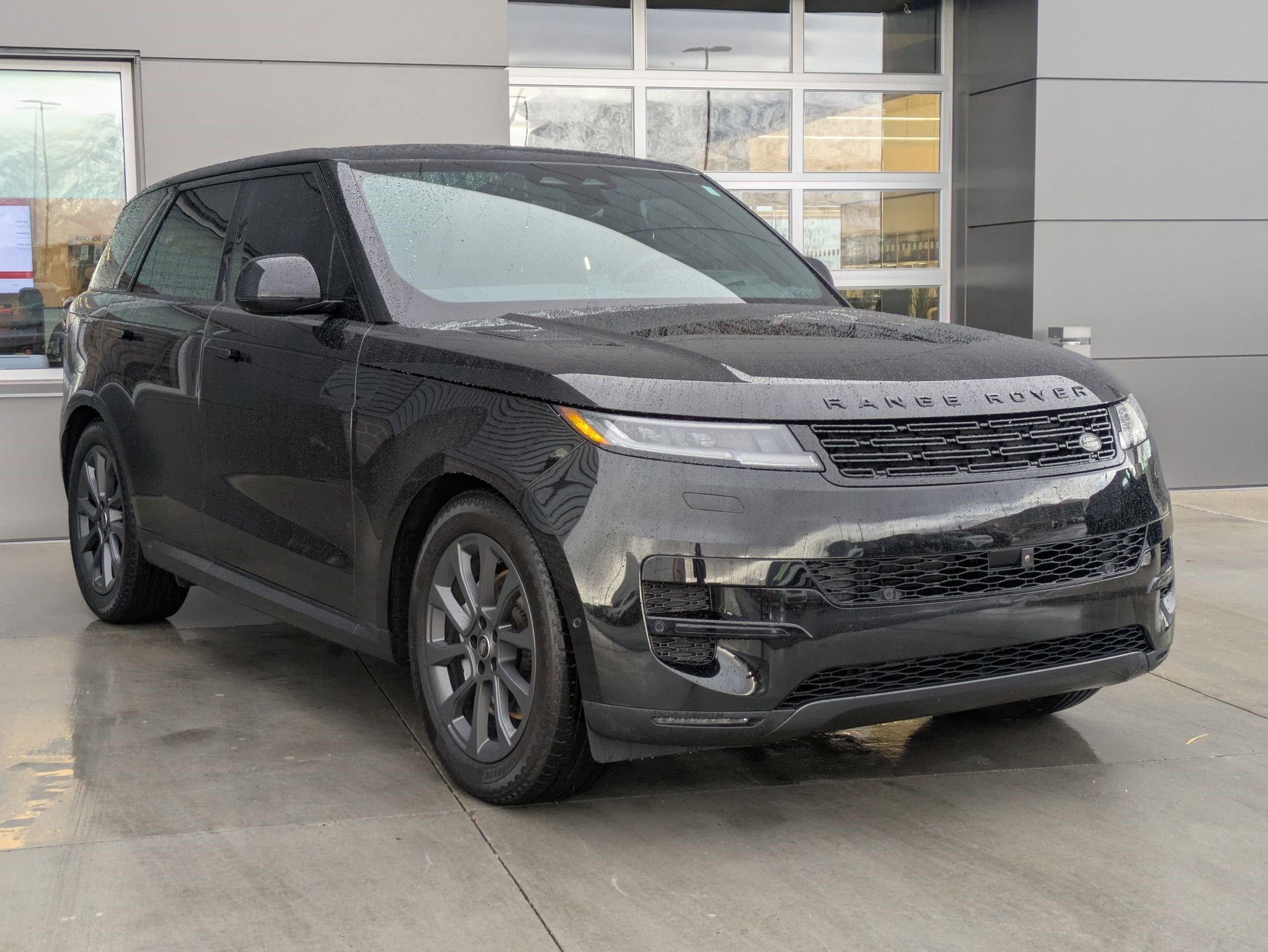 Used 2024 Land Rover Range Rover Sport SE image 3