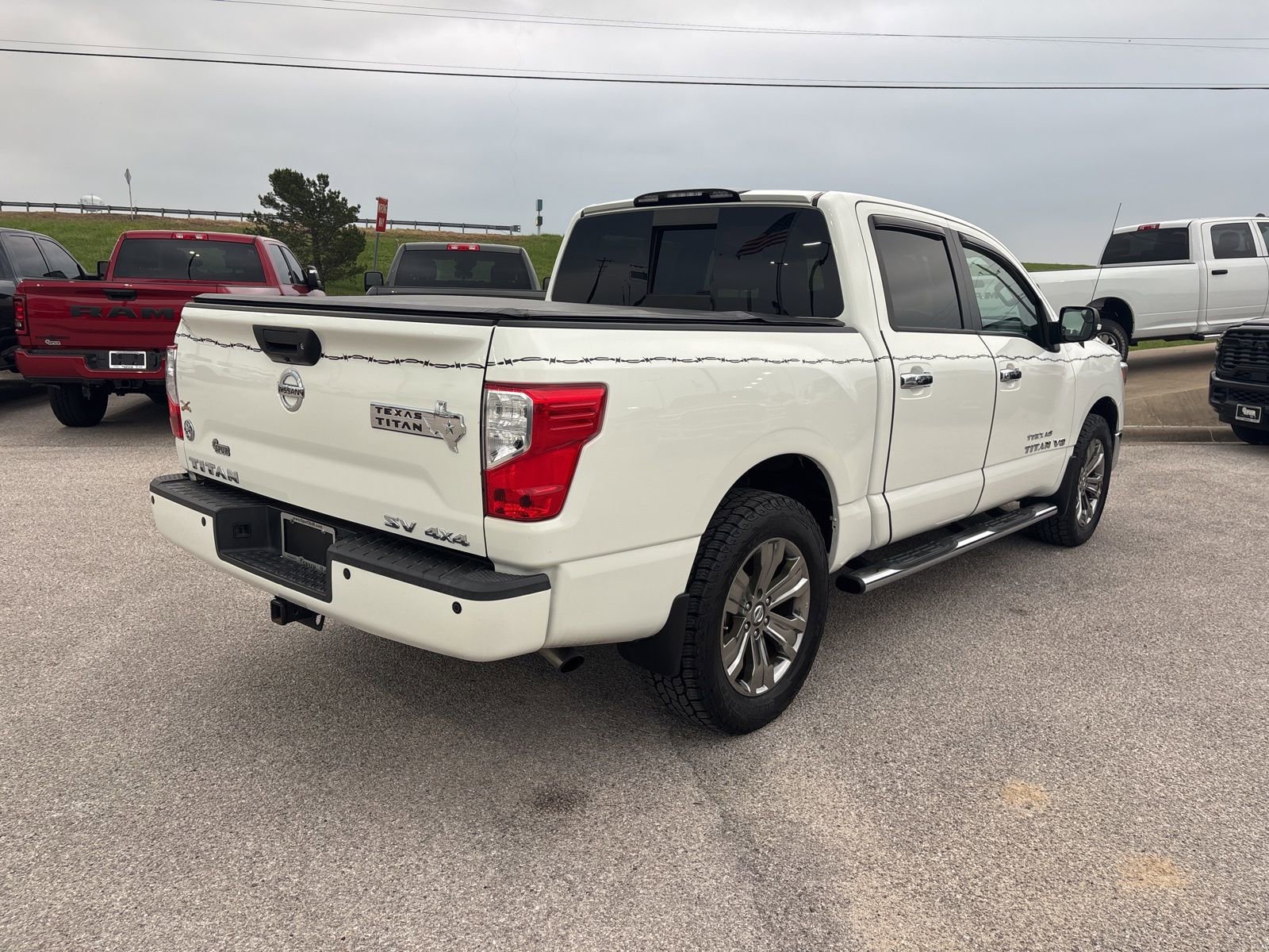 Used 2018 Nissan Titan SV w/ SV Convenience Package AWD/4WD image 6
