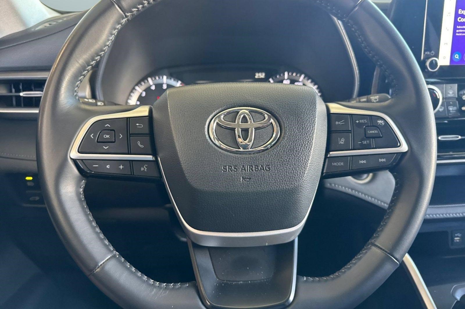 Used 2025 Toyota Highlander LE FWD image 11