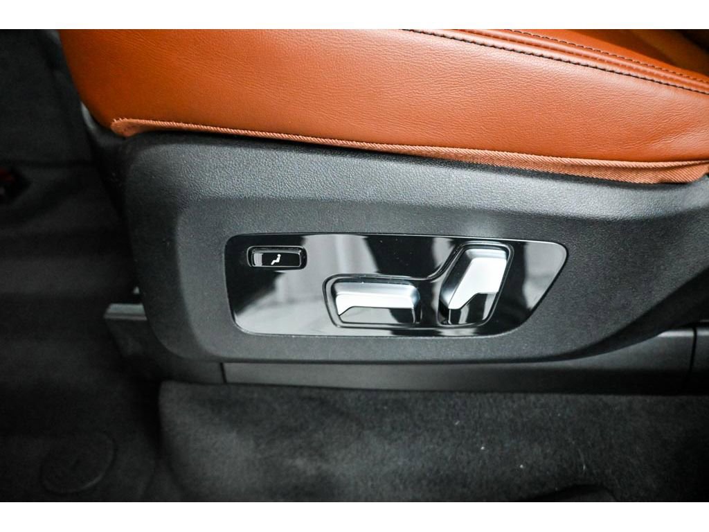 Used 2025 BMW X7 M60i AWD/4WD image 33