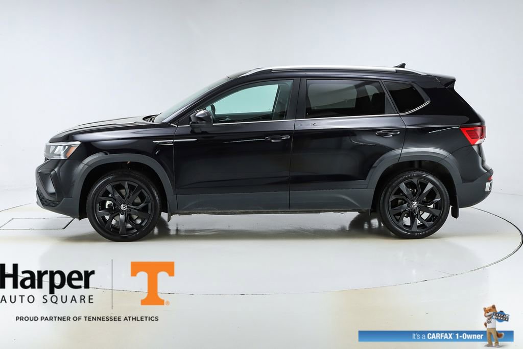 Used 2023 Volkswagen Taos SE w/ Panoramic Sunroof Package image 2
