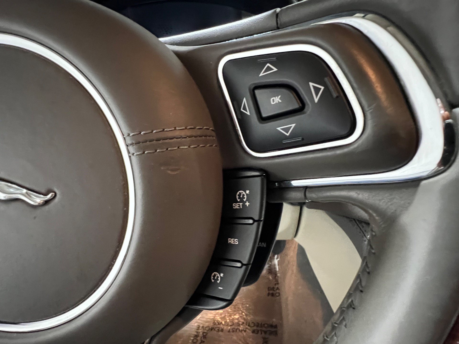 Used 2015 Jaguar XJ L Portfolio RWD image 28
