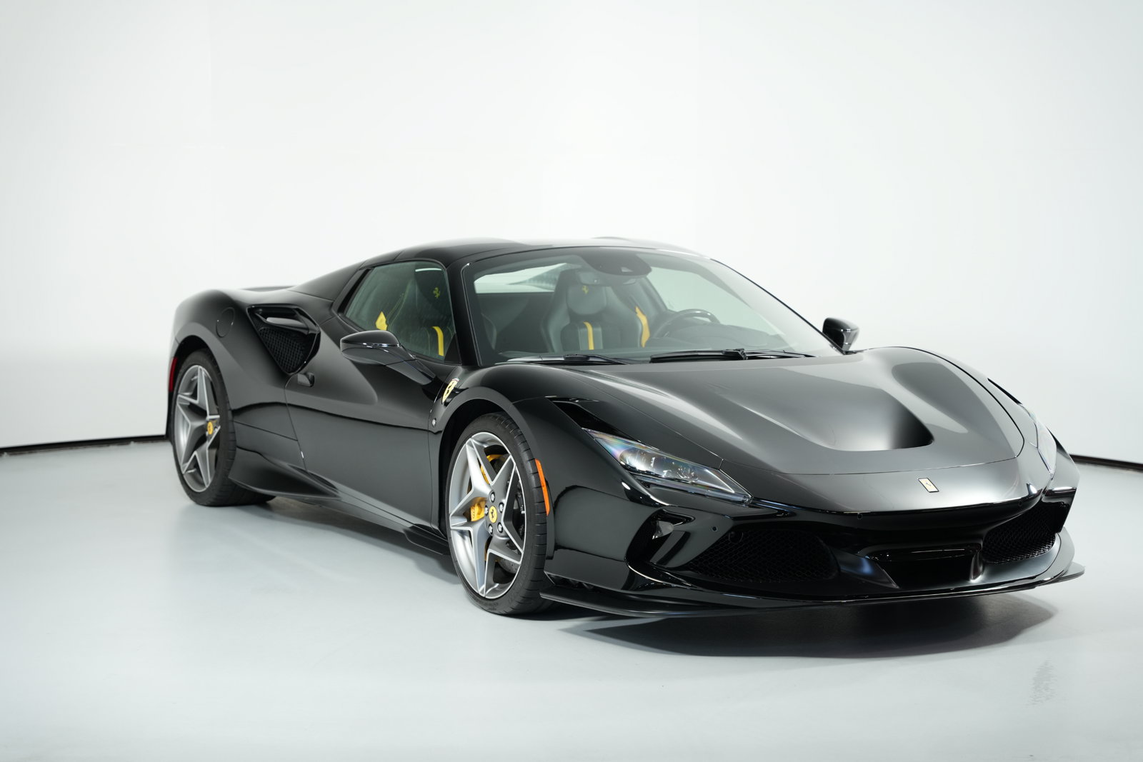 Used 2022 Ferrari F8 Spider RWD image 2