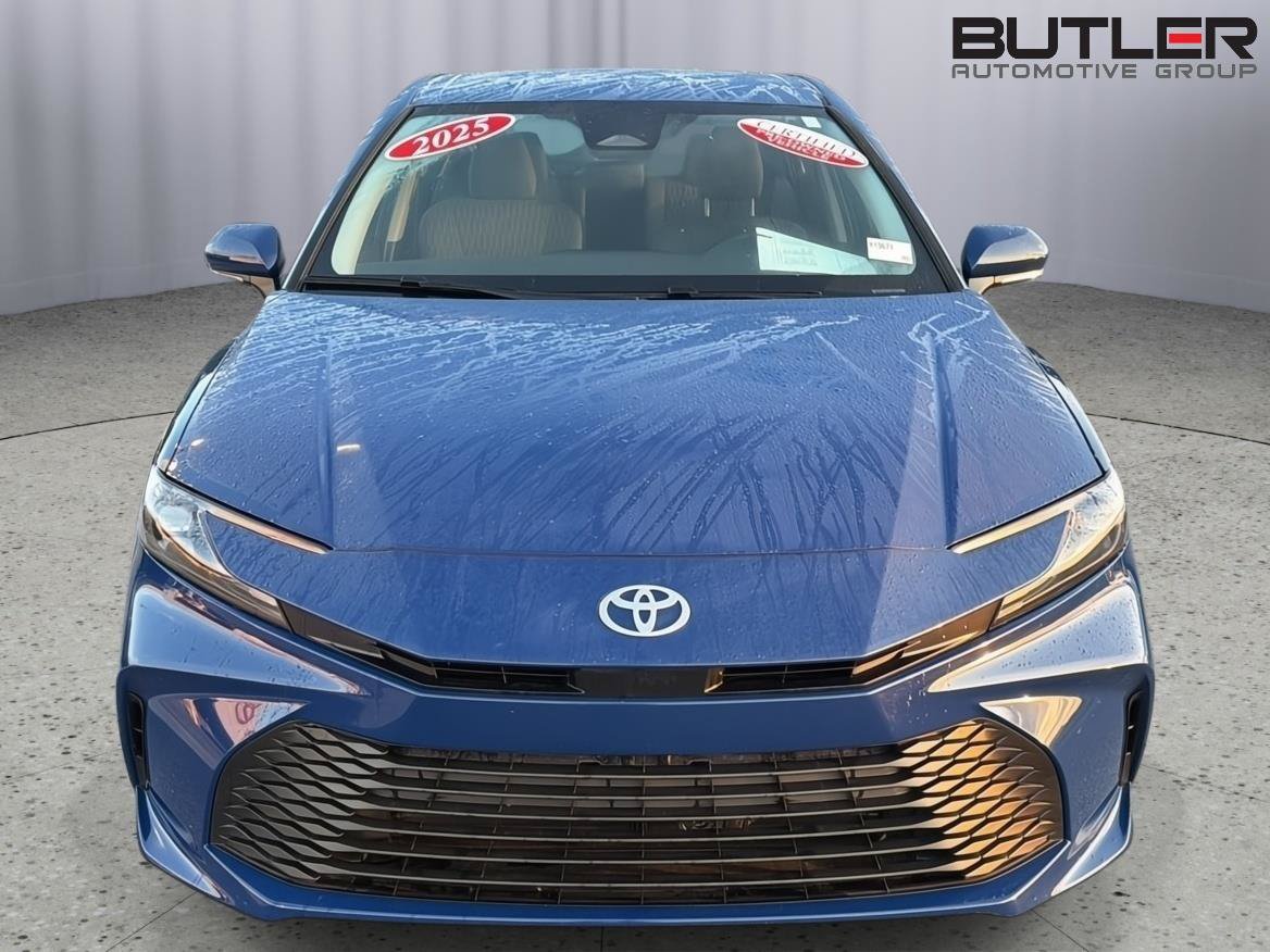 Used 2025 Toyota Camry LE w/ Convenience Package FWD image 9