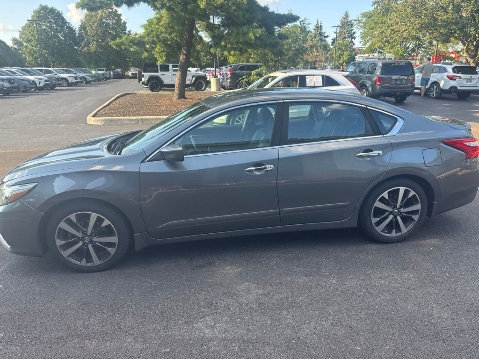 Used 2016 Nissan Altima 2.5 SR FWD image 2
