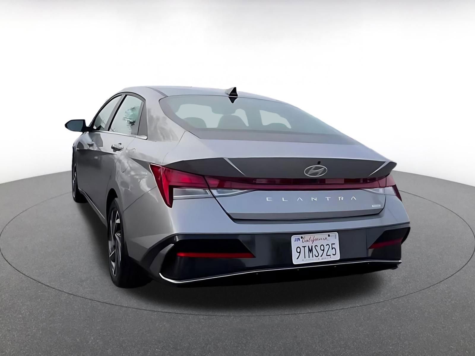 Used 2025 Hyundai Elantra Limited image 11