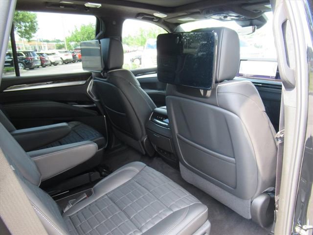 Used 2025 Cadillac Escalade Sport Platinum AWD/4WD image 13