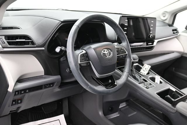Used 2021 Toyota Sienna Limited FWD image 16