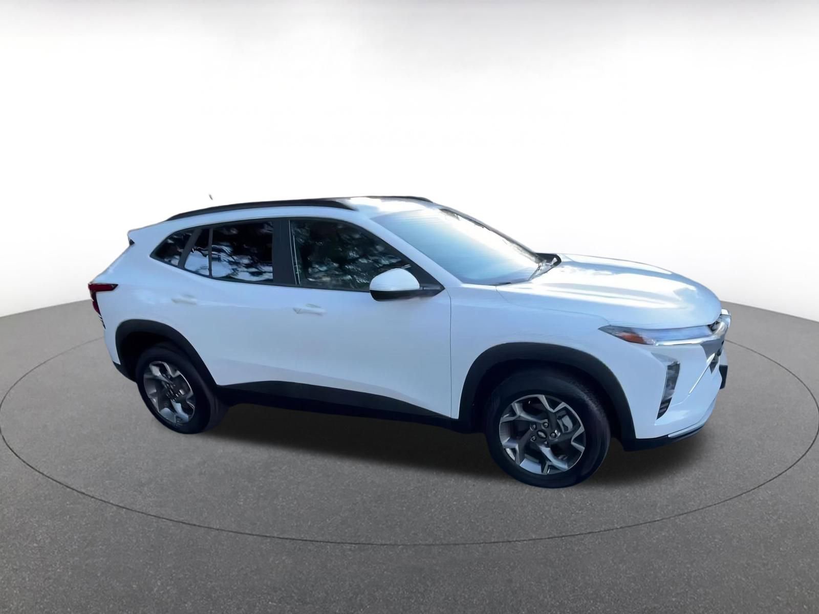 Used 2025 Chevrolet Trax LT w/ LT Convenience Package image 2