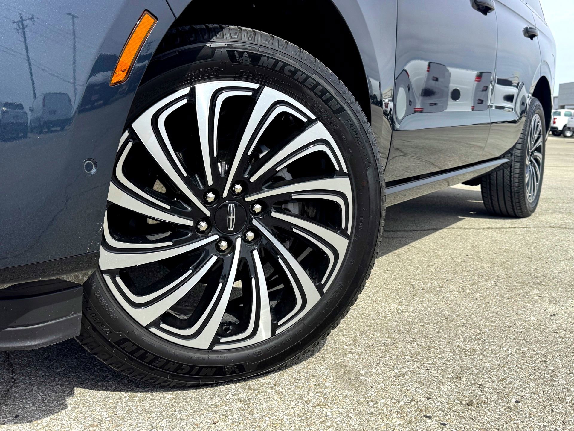 Used 2025 Lincoln Navigator Reserve w/ Jet Appearance Package image 2