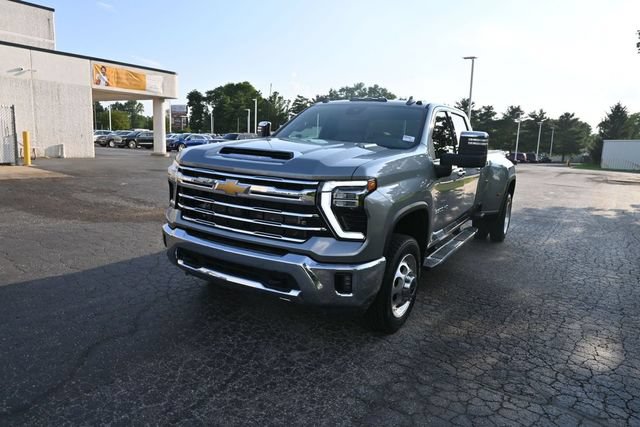 Used 2024 Chevrolet Silverado 3500 LTZ AWD/4WD image 2