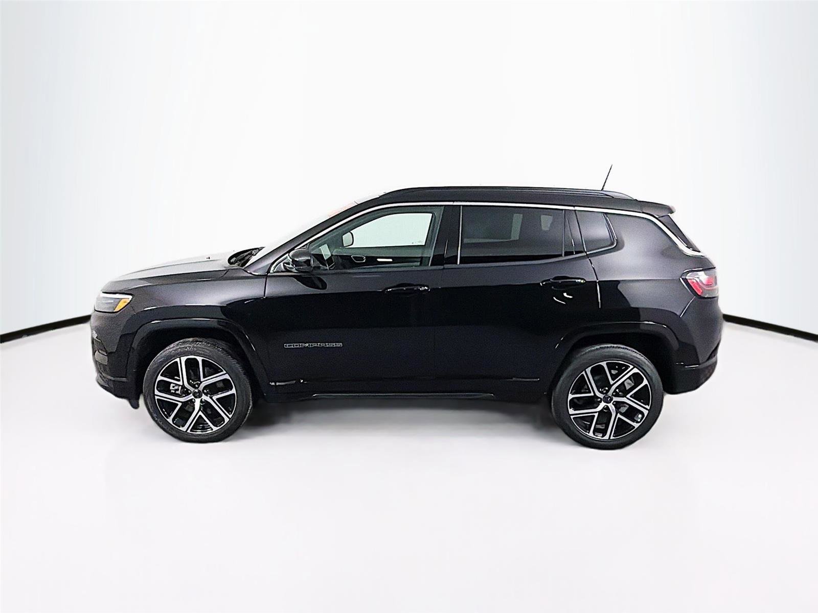 Used 2025 Jeep Compass Limited w/ Elite Group image 4