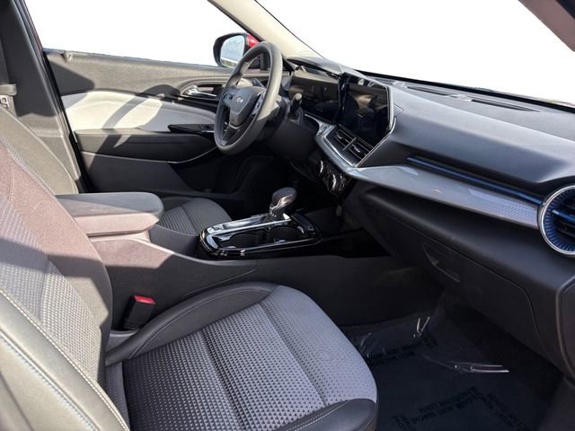 Used 2025 Chevrolet Trax LT FWD image 20