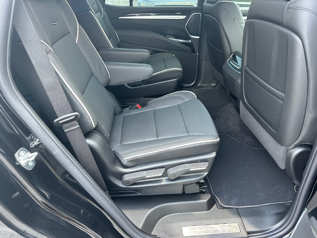 Certified 2026 Cadillac Escalade Luxury w/ LPO, Radiant Package AWD/4WD image 15