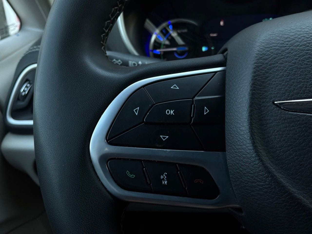 Used 2023 Chrysler Pacifica Touring-L FWD image 41
