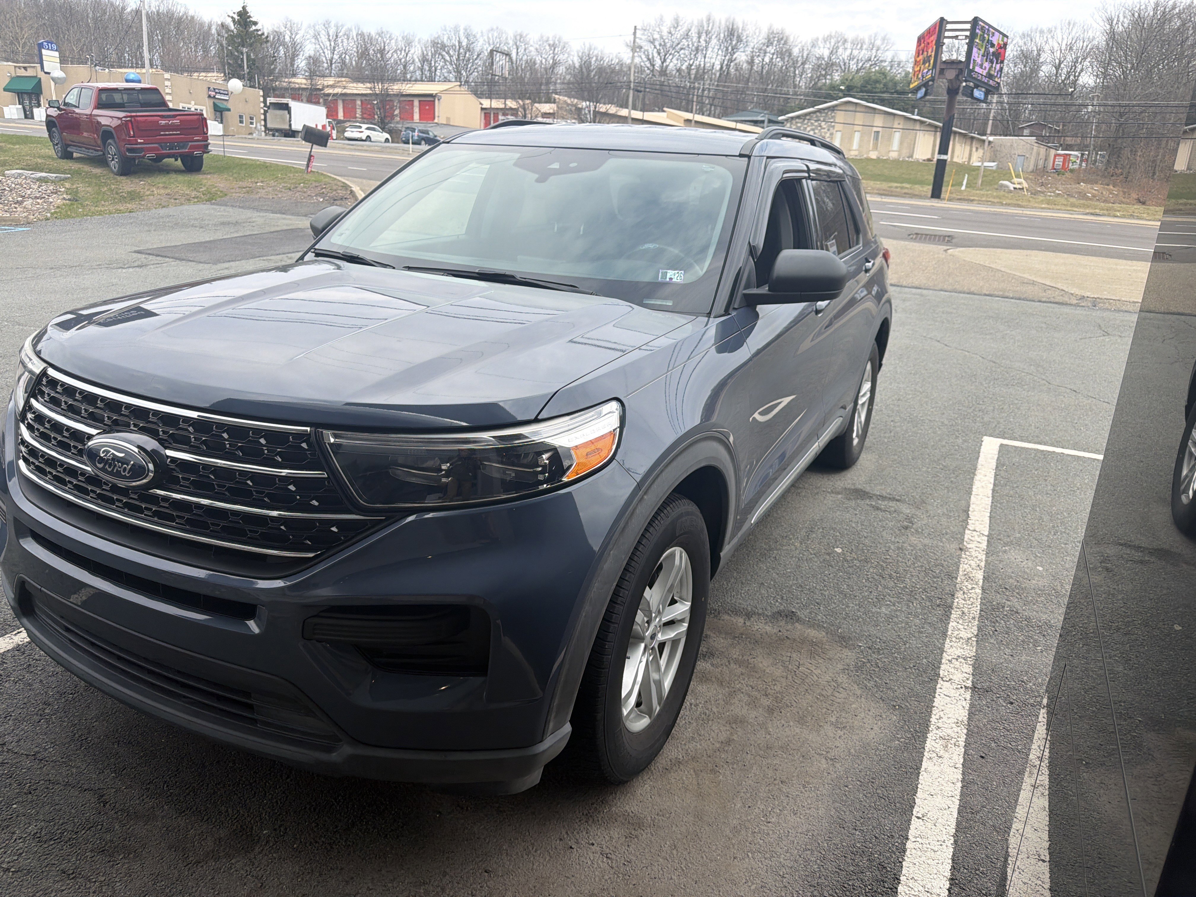 Used 2021 Ford Explorer XLT image 2