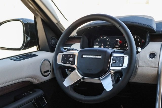 Used 2025 Land Rover Discovery Dynamic SE AWD/4WD image 17