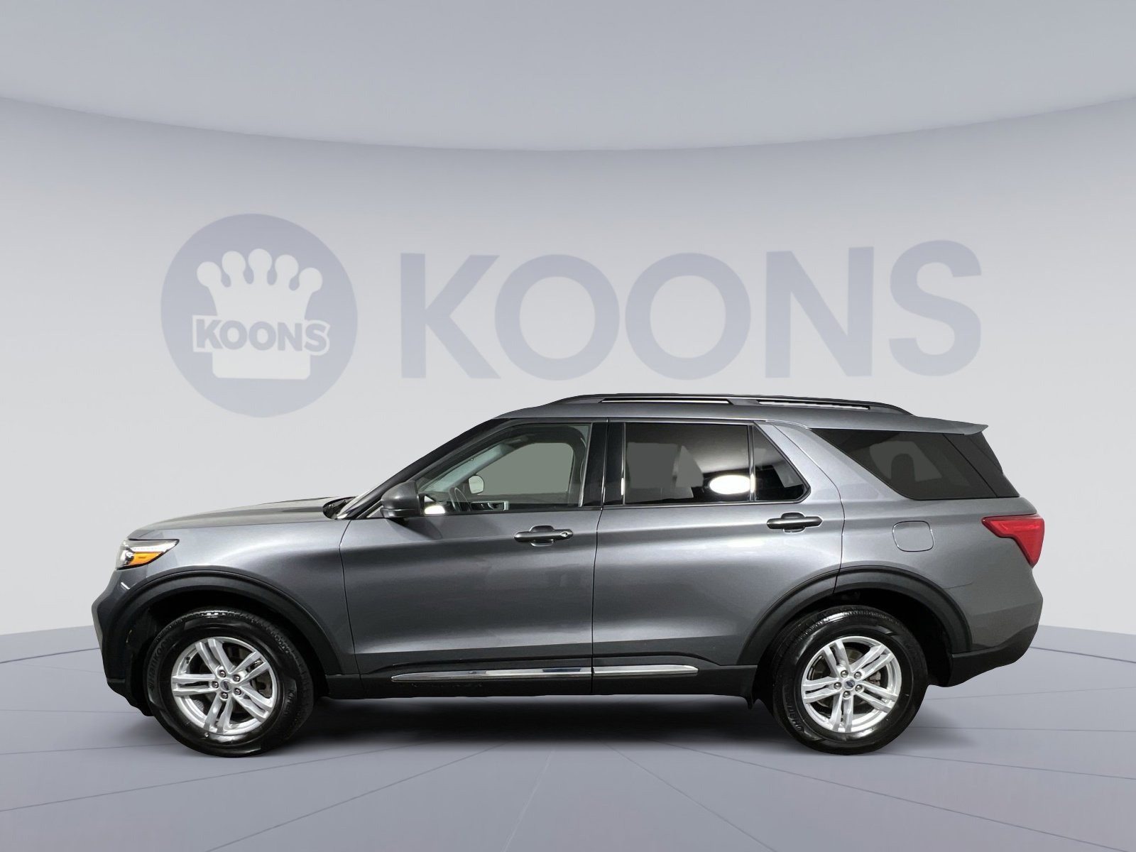 Used 2022 Ford Explorer XLT w/ Equipment Group 202A image 2