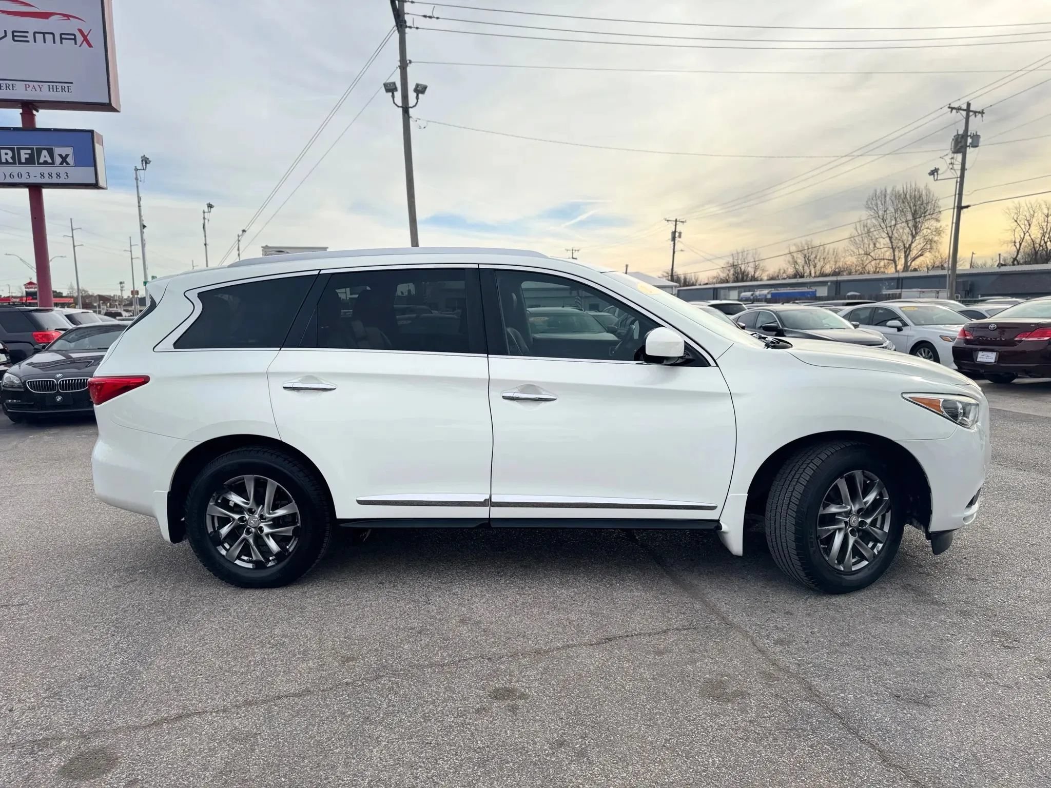 Used 2013 INFINITI JX35 FWD w/ Premium Pkg image 2