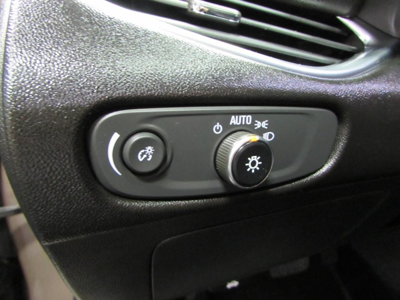 Used 2018 Chevrolet Malibu LT w/ Leather Package FWD image 22