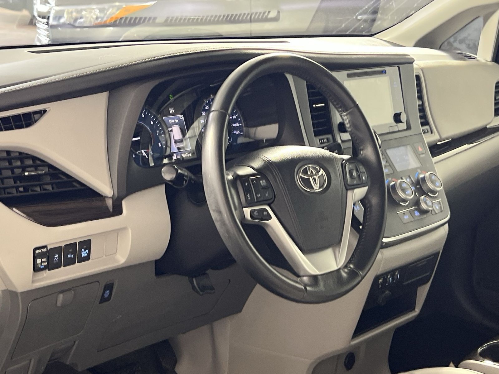Used 2017 Toyota Sienna XLE w/ XLE Navigation Package AWD/4WD image 17