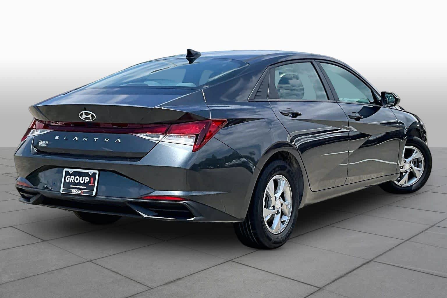 Used 2021 Hyundai Elantra SE FWD image 11