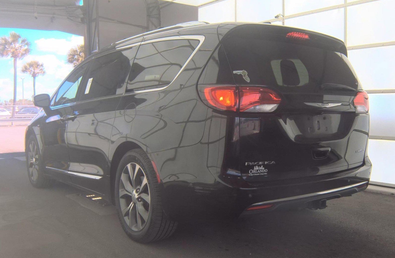 Used 2017 Chrysler Pacifica Limited w/ UConnect Theater Package FWD image 8