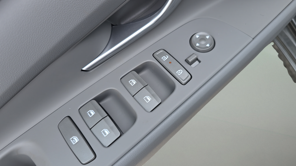 New 2026 Hyundai Elantra Sport FWD image 19