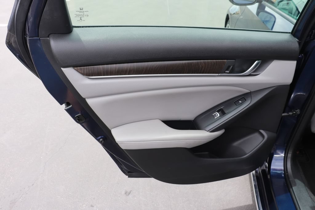 Used 2018 Honda Accord Touring image 12