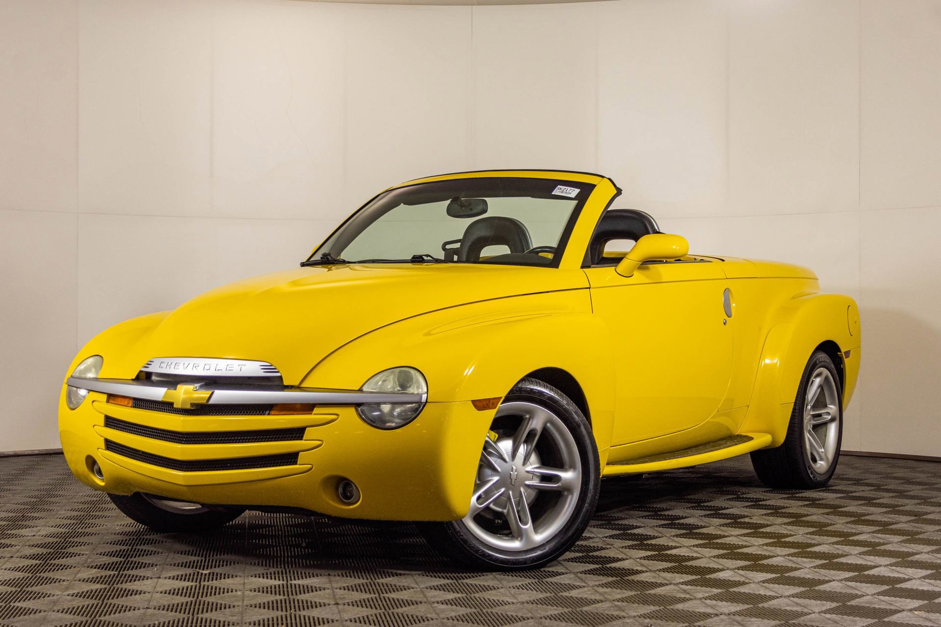 Used 2004 Chevrolet SSR w/ Preferred Equipment Group image 3