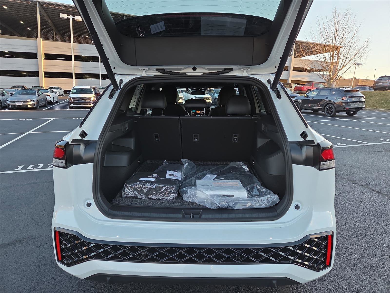 New 2026 Volkswagen Tiguan SE R-Line image 5