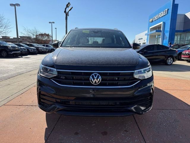 Used 2023 Volkswagen Tiguan SE R-Line image 2