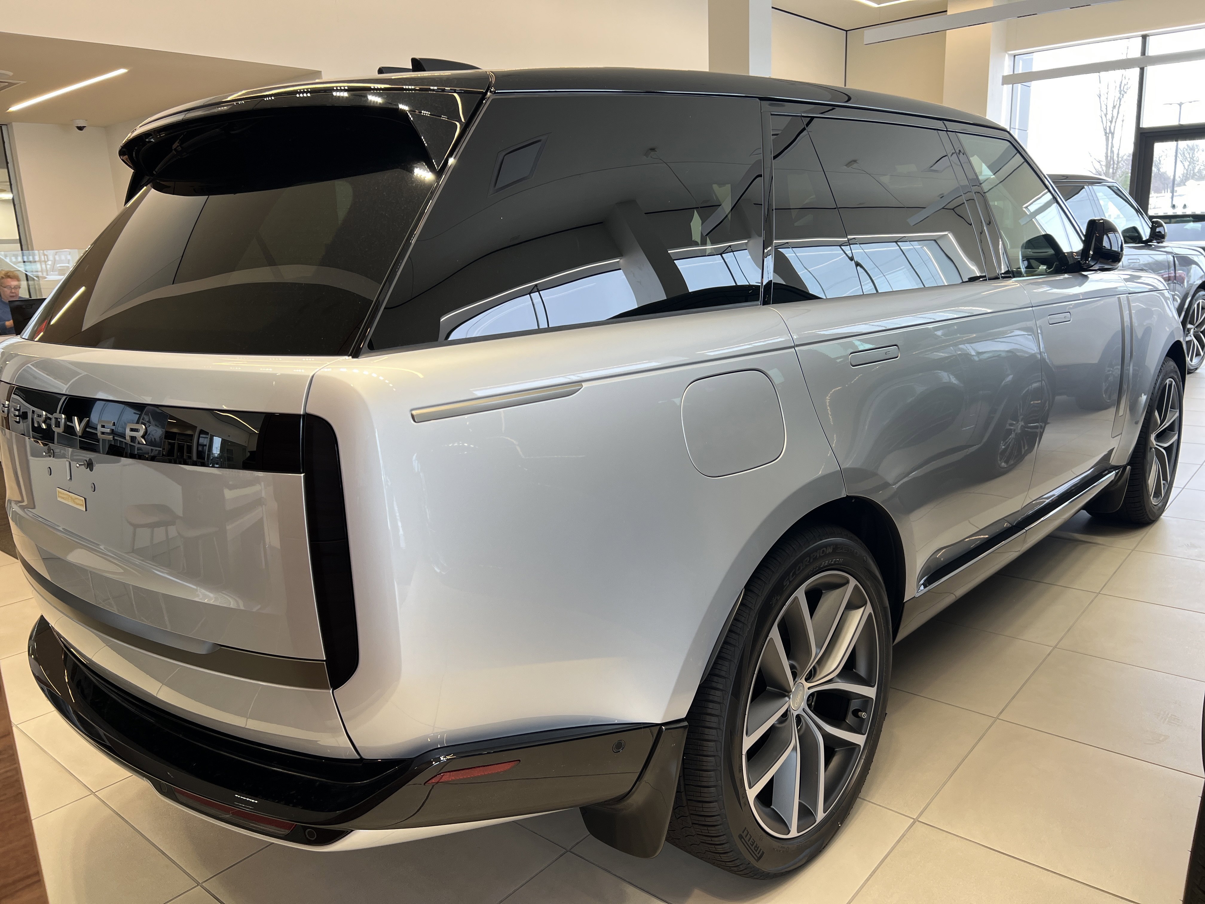 New 2025 Land Rover Range Rover Long Wheelbase SE image 2